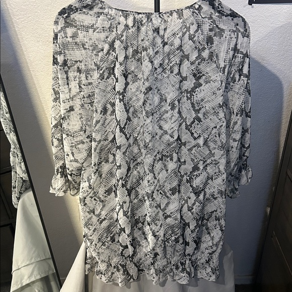 EUC Chico's Monochrome Snake Print Blouse. Size 2 - Picture 5 of 5